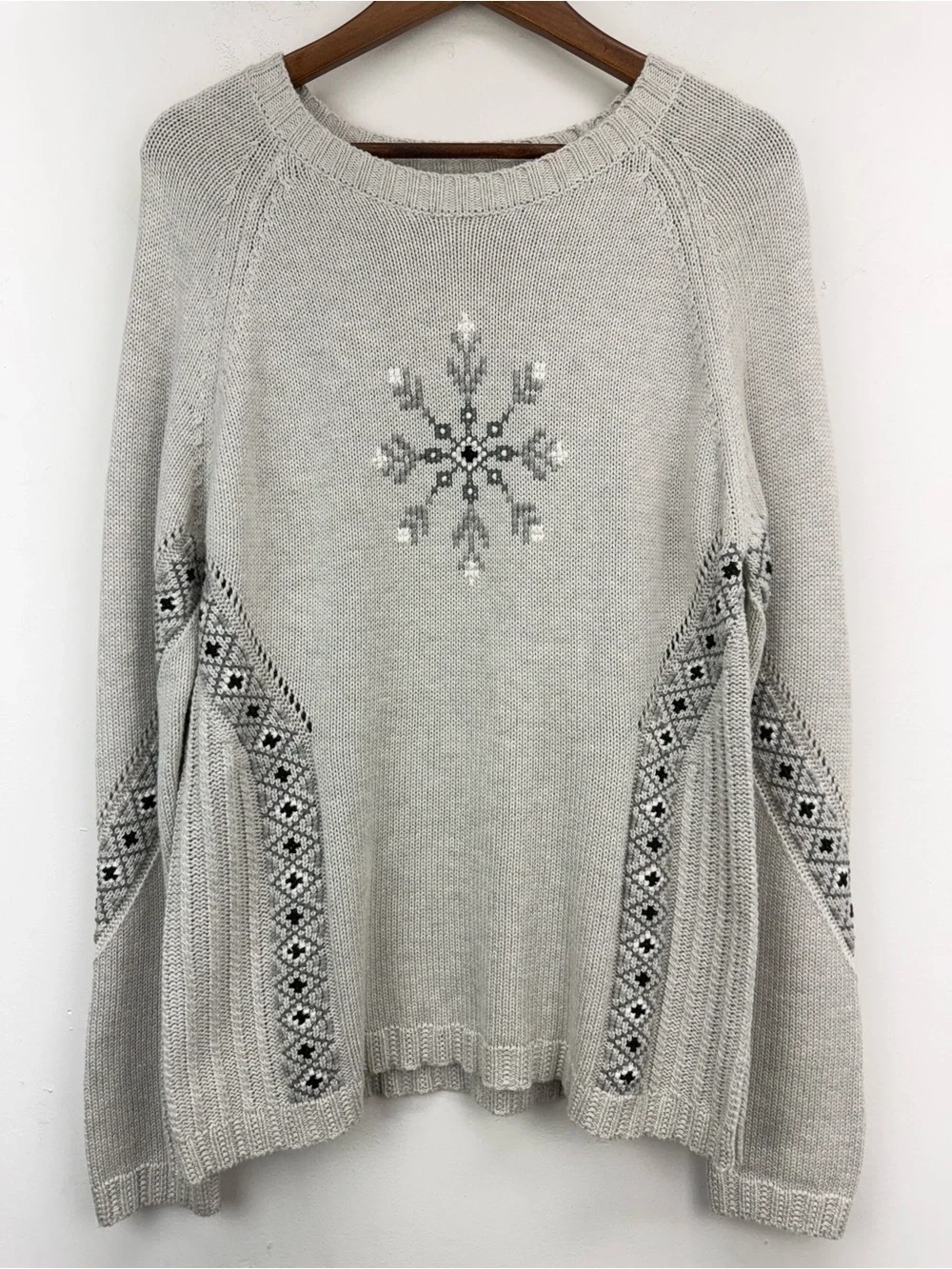 Orvis size Large Women’s Gray Embroidered Snowflake Knit Pullover Sweater
